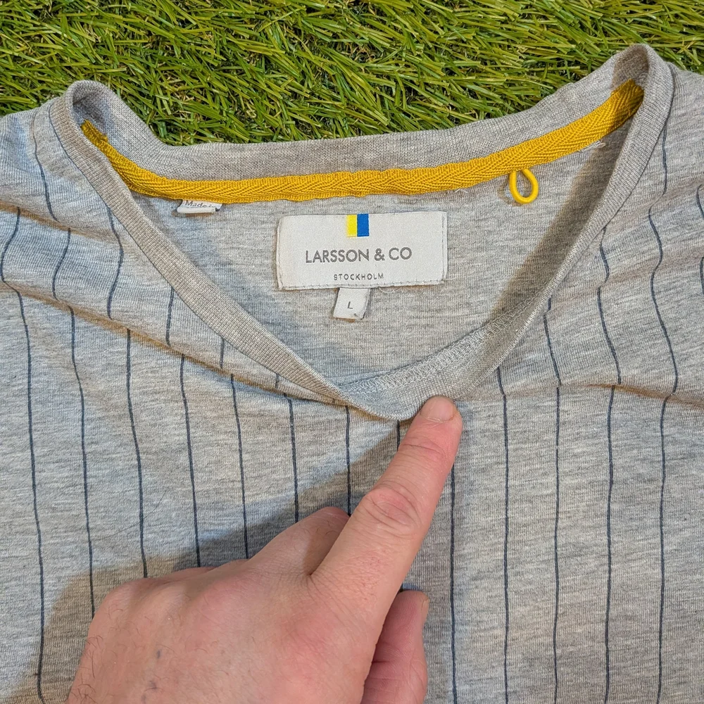 Men's Light Gray Pinstripe Crewneck T-Shirt Sweden Designed Y2k Baggy Good Fit - Picture 2 of 4